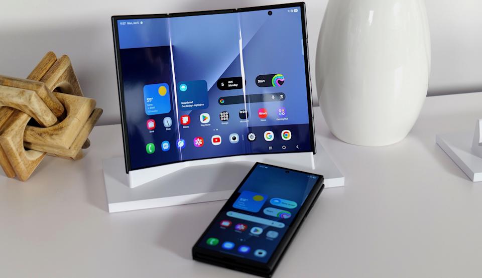 Samsung 三摺疊 Galaxy Z TriFold 登場:12.9mm 厚 G 型結構有別華為、10 吋 120Hz、5,600mAh 電池