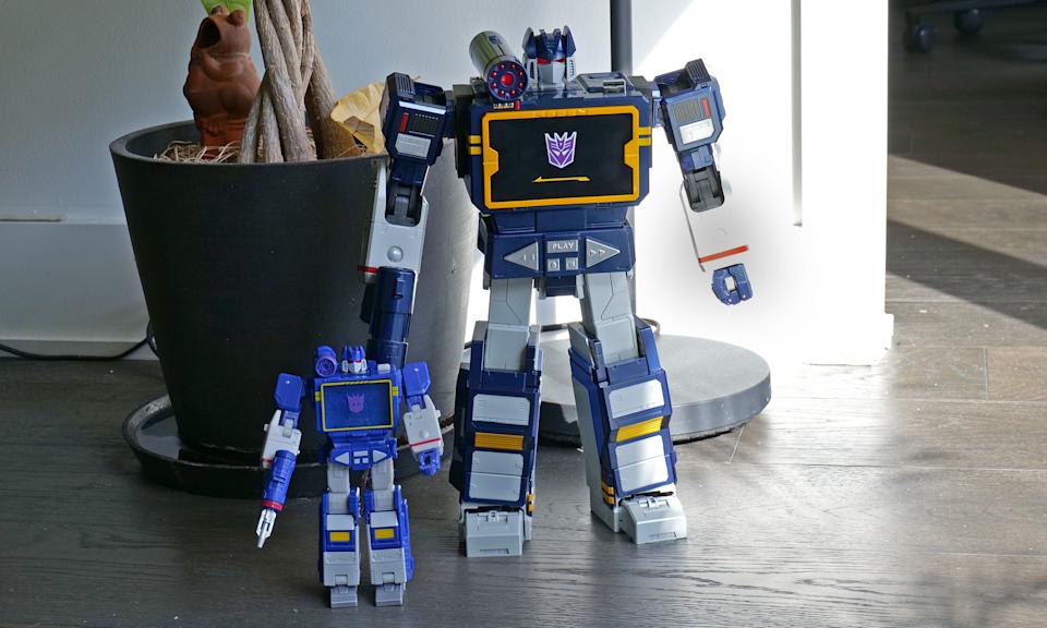 Here is Robosen's version of Soundwave (right) compared to the Studio Series 86 figure (left).