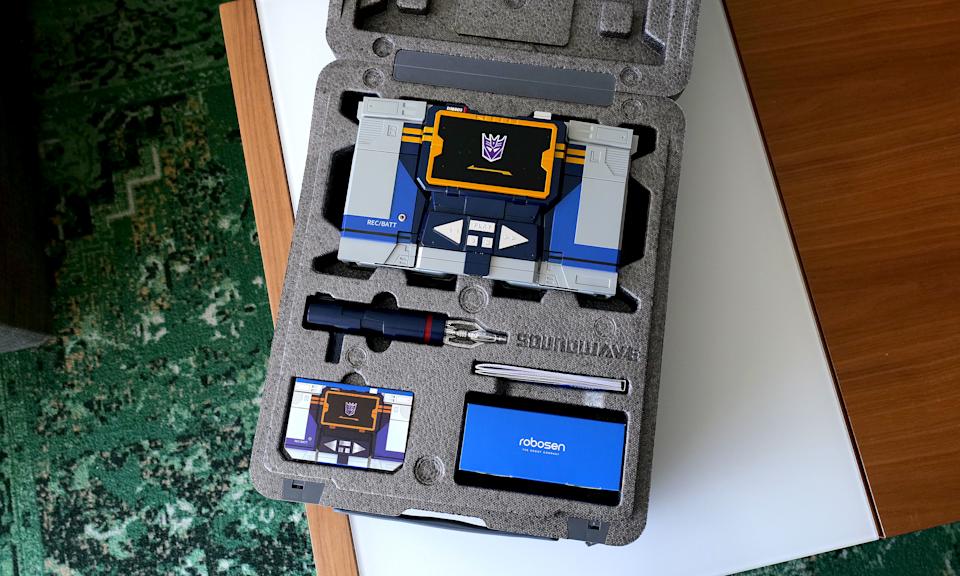 As you'd expect from a toy this expensive, Robosen's packaging is excellent.